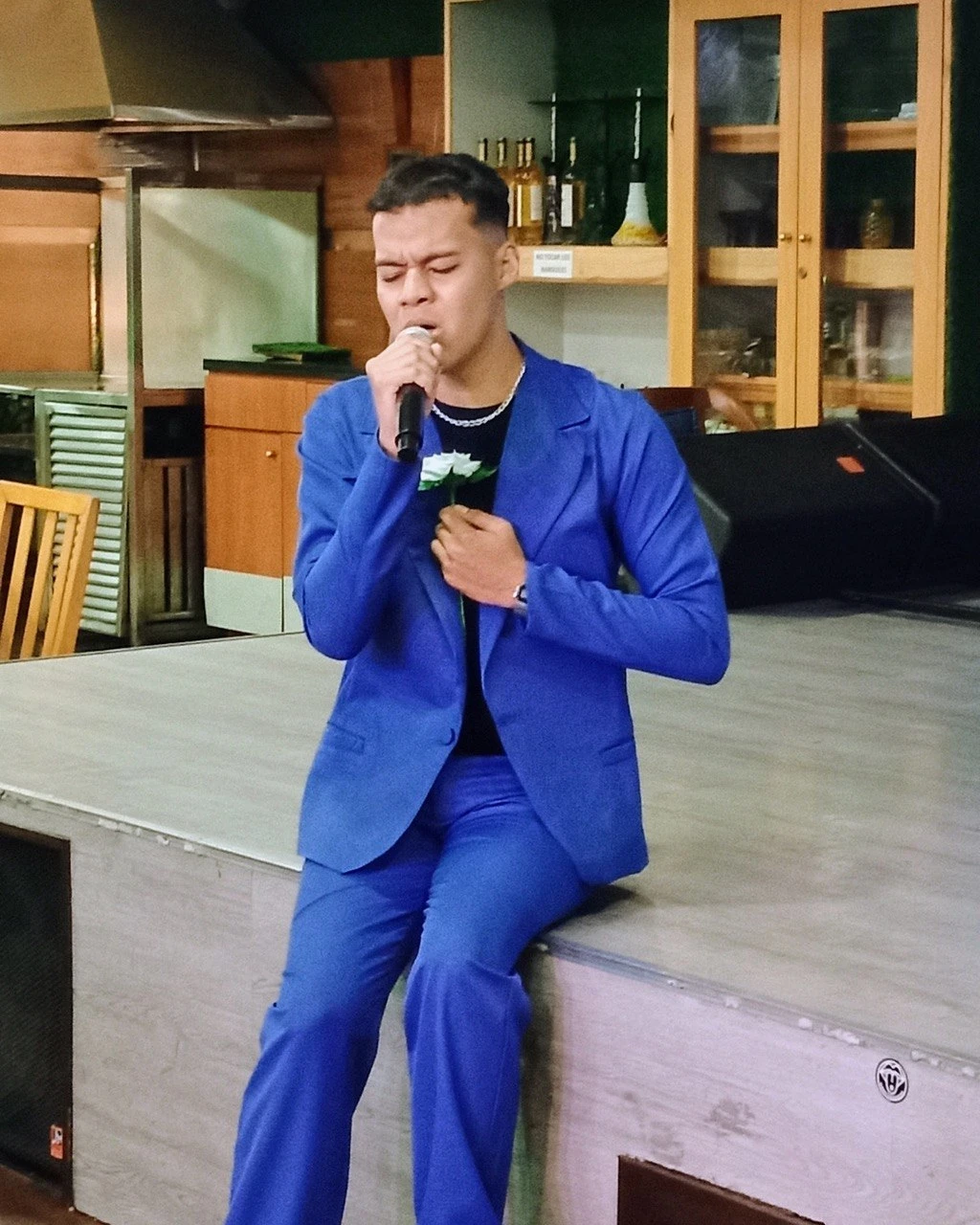 Eduardo Tovar, ganador de la segunda edición, cantando con una rosa blanca