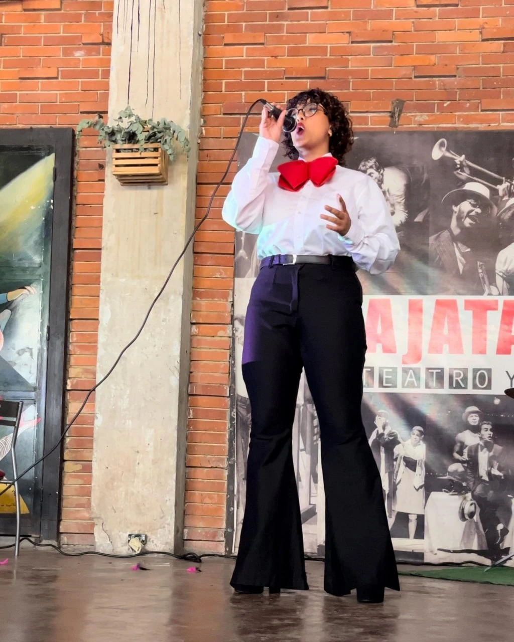 Rebeca Nuñez, segundo lugar de la primera edición, cantando con lazo rojo