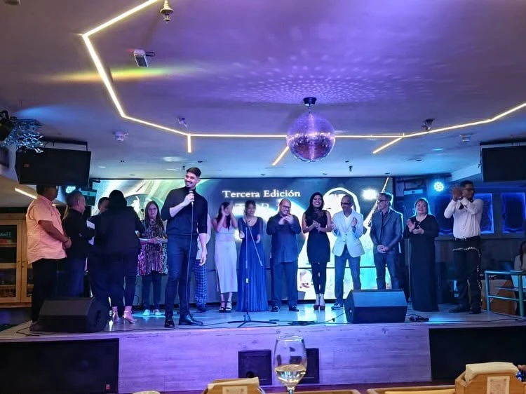 Participantes y equipo de la tercera edición de Tu Voz Musical sobre la tarima